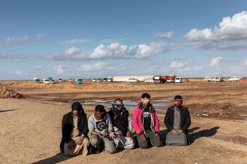 Hombres detenidos en Deir Ezzor