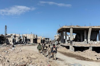 Milicianos locales patrullan las calles