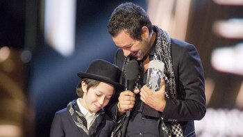 Adam Cohen recogiendo junto a