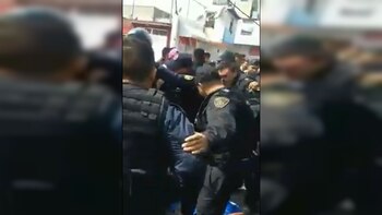 Policía fue sometido por comerciantes