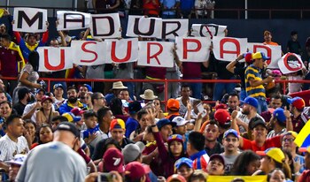 “Maduro usurpador”, se lee en