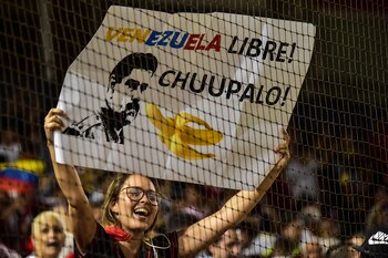 Una pancarta contra Maduro durante