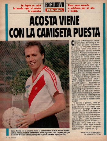 Acosta posando con la camiseta