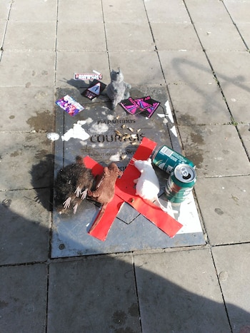 Así estaba la placa en