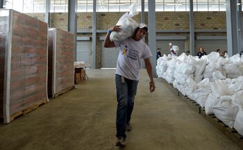 Un voluntario lleva una bolsa