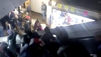 Un sujeto corre hacia abajo