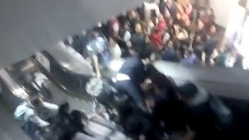 Varias personas cayeron, entre ellas