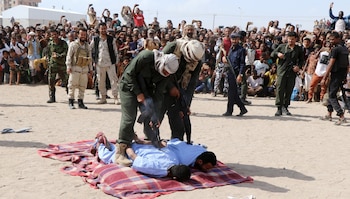 Policías preparan el disparo