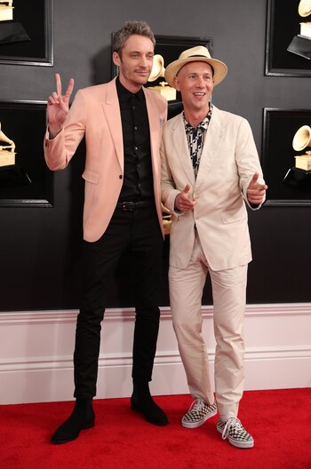 Riton y Alex Metric desestructurados para la ocasión. Saco color salmón y pochette rayado. Y traje off white con zapatillas en vichy blanco y negro con camisa estampada y sombrero estilo Panamá