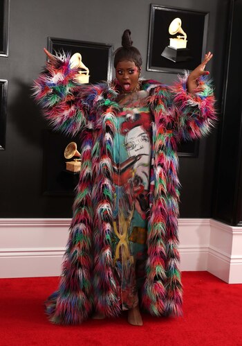 Tierra Whack sorprendió con su túnica pintada a mano y el sobretodo de plumas multicolor. También resaltó su maquillaje flúor y el peinado recogido