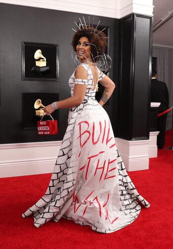 Joy Villa, nuevamente volvió a ser polémica. “Make America great again” decía el clutch, “Built the wall” se veía plasmado el vestido que simulaba ser una pared ladrillos en blanco y negro