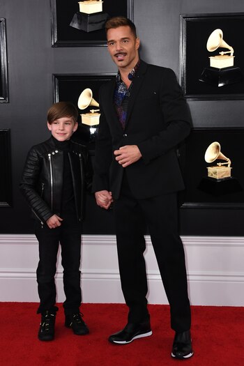 Ricky Martin asistió a los Grammy junto a su hijo. El cantante puertorriqueño eligió un esmoquin negro con camisa estampada y zapatillas. El pequeño, más sporty, un pantalón de vestir, zapatillas y campera de cuero