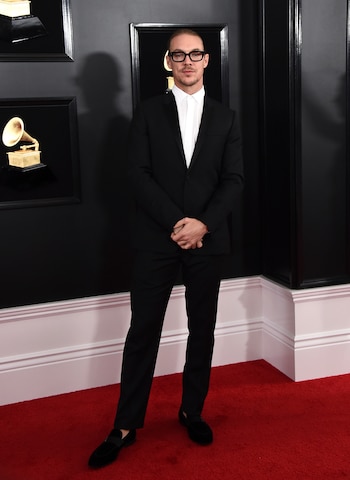 Diplo lució en la red carpet un esmoquin negro acompañado con mocasines de gamuza. Para la entrega optó por no llevar ni corbata ni moño