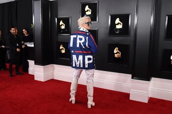 Ricky Rebel hizo tributo al presidente Donald Tump con un polémico traje. En su saco decía el apellido del mandatario
