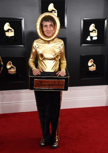 Andrea Echeverri de Aterciopelados de una de las más originales y extravagantes. La cantante colombiana recreó para su vestido la figura de los premios. En dorado y negro, una remera polera y pantalón de chiffón