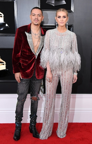 Evan Ross y Ashlee Simpson, la pareja llegó a la red carpet de los Grammy con diversos looks. Ella apostó al lujo con paillettes y plumas con joyas. Él, con saco de chiffón rojo con hilo plateado, destroy denim con botas cowboy