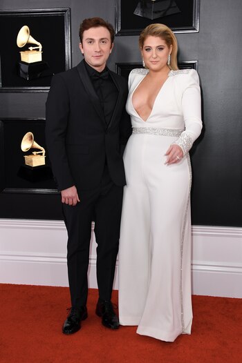Meghan Trainor y Daryl Sabara. La cantante apostó al total white con detalles de cristales en hombros, cintura, laterales y puños. Él la acompaó con un