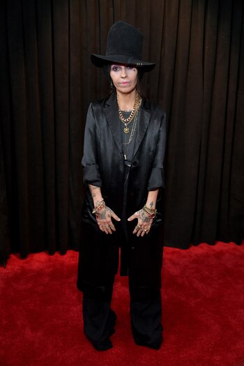 Linda Perry en total black. Un traje masculino oversized. Lo completó con cadenas doradas y un sombrero de copa alta de baby alpaca