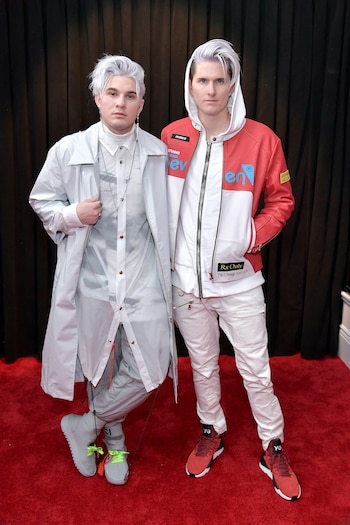 Kyle Trewartha y Michael Trewartha apostaron a looks sporty. Camperas deportivas y jogginetas impermeables. Ambos completaron sus atuendos con zapatillas deportivas