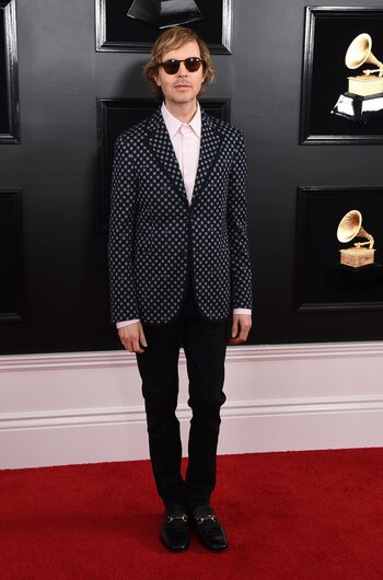 Beck sorprendió con su saco cuadrillé y camisa rosada. Lo completó con un clásico pantalón negro y mocasines de cuero negro