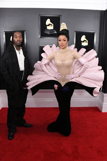Cardi B como una sirena de mar. Falda sirena de chiffón bordada con perlas armada y forrada con raso rosa bebé. Un corsé en off white de paillettes, guantes, gargantilla de perlas y un tocado de cono también de perlas