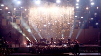 Miley Cyrus (L) y Shawn Mendes en