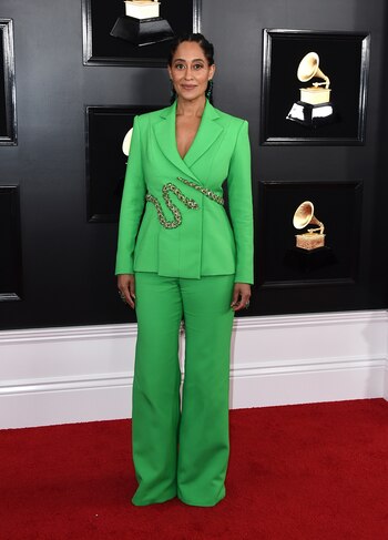 Tracee Ellis Ross apostó al traje oversized en verde manzana. ¿El detalle? Un cinturón en forma de serpiente. Como accesorios, anillos y aros de piedras y brillantes