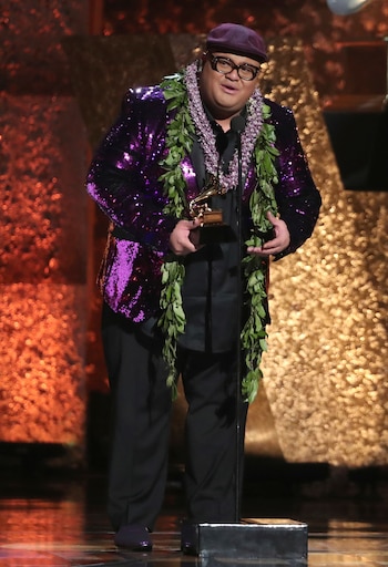 Kalani Pe’a subió al escenario a recibir su estatuilla con un llamativo saco de paillettes violeta con doble collar de flores. Lo completó con una boina de paño en violeta