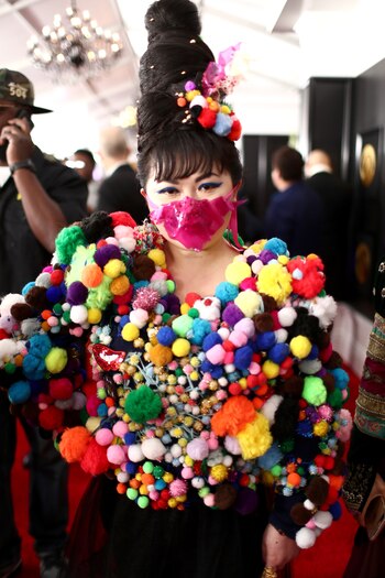 Du Yen sorprendió y llamó la atención durante la alfombra roja con su sweater bordado con peluches y pompones multicolor. Sin embargo, su maquillaje con un barbillo de gel fucsia y peinado estilo cucurucho con tocado de peluche también se llevó todas las miradas