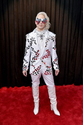 Así apareció Ricky Rebel en la alfombra roja. En blanco y plateado. Pero luego sorprendió con su saco reversible