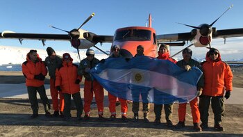 Los tripulantes del avión que