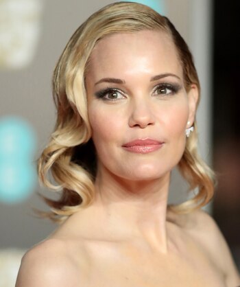 Leslie Bibb es Grace Sampson