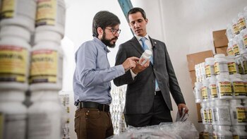 Juan Guaidó coordina la entrega