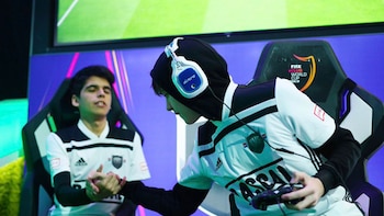 Nicolás junto a su compañero