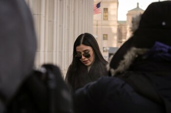 La exreina de belleza se ha mantenido firme y muchas veces estoica al lado del capo a pesar de que él permanece recluido en Nueva York, Estados Unidos (Foto: REUTERS/Brendan McDermid)