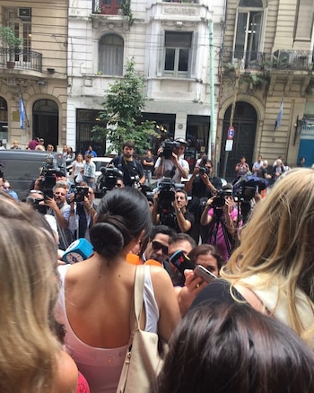 Rodeada de periodistas, Anita Co