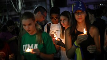 Un grupo de jóvenes sostiene