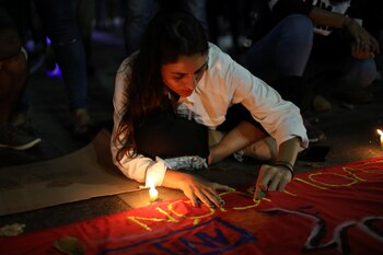 Una joven durante la vigilia