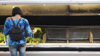 Una mujer intenta hacer las