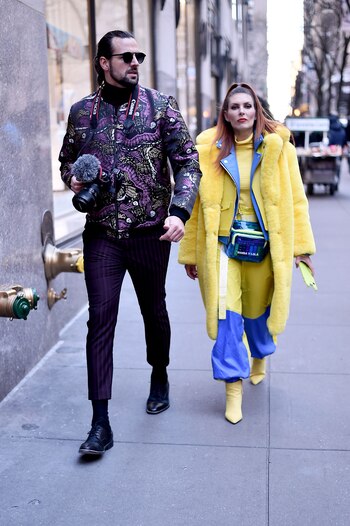 Dúo fashionista. Él con pantalón