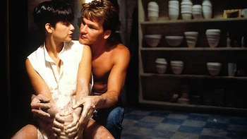 Patrick Swayze y Demi Moore en Ghost: Más allá del amor