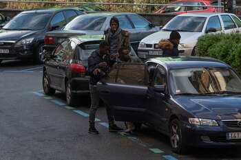Migrants ingresan a un auto