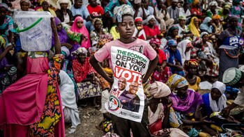 Un niño sostiene un cartel