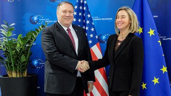 Mike Pompeo saluda a Federica