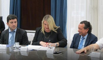 La gobernadora Bertone rubrica el