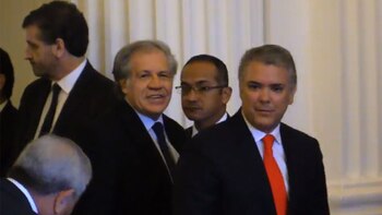 Iván Duque junto a Luis
