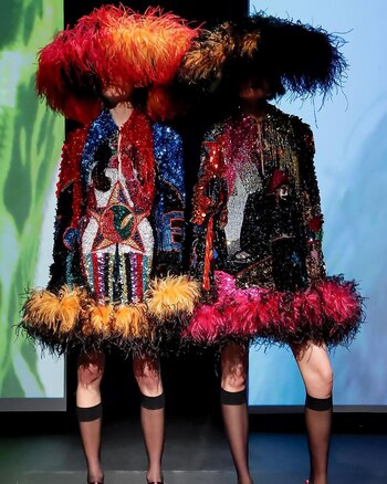 Vestidos relucientes con detalles recortados