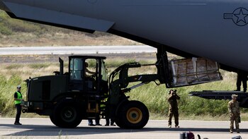 Una grúa baja la ayuda