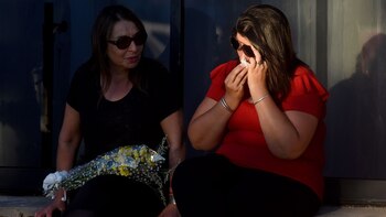 Lucía se seca las lágrimas