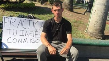 Un extranjero espera encontrar el